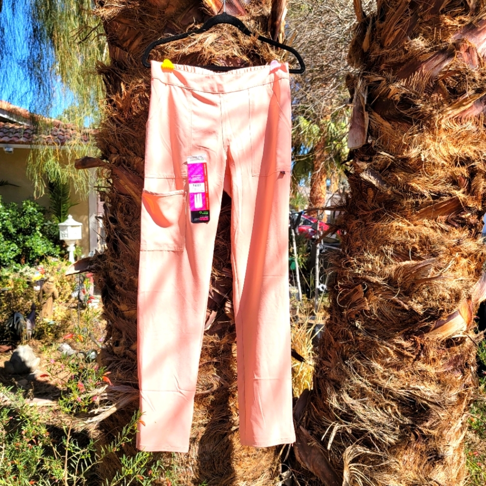 NWT MOISTURE CONTROL 4 WAY STRETCH SCRUB BOTTOMS